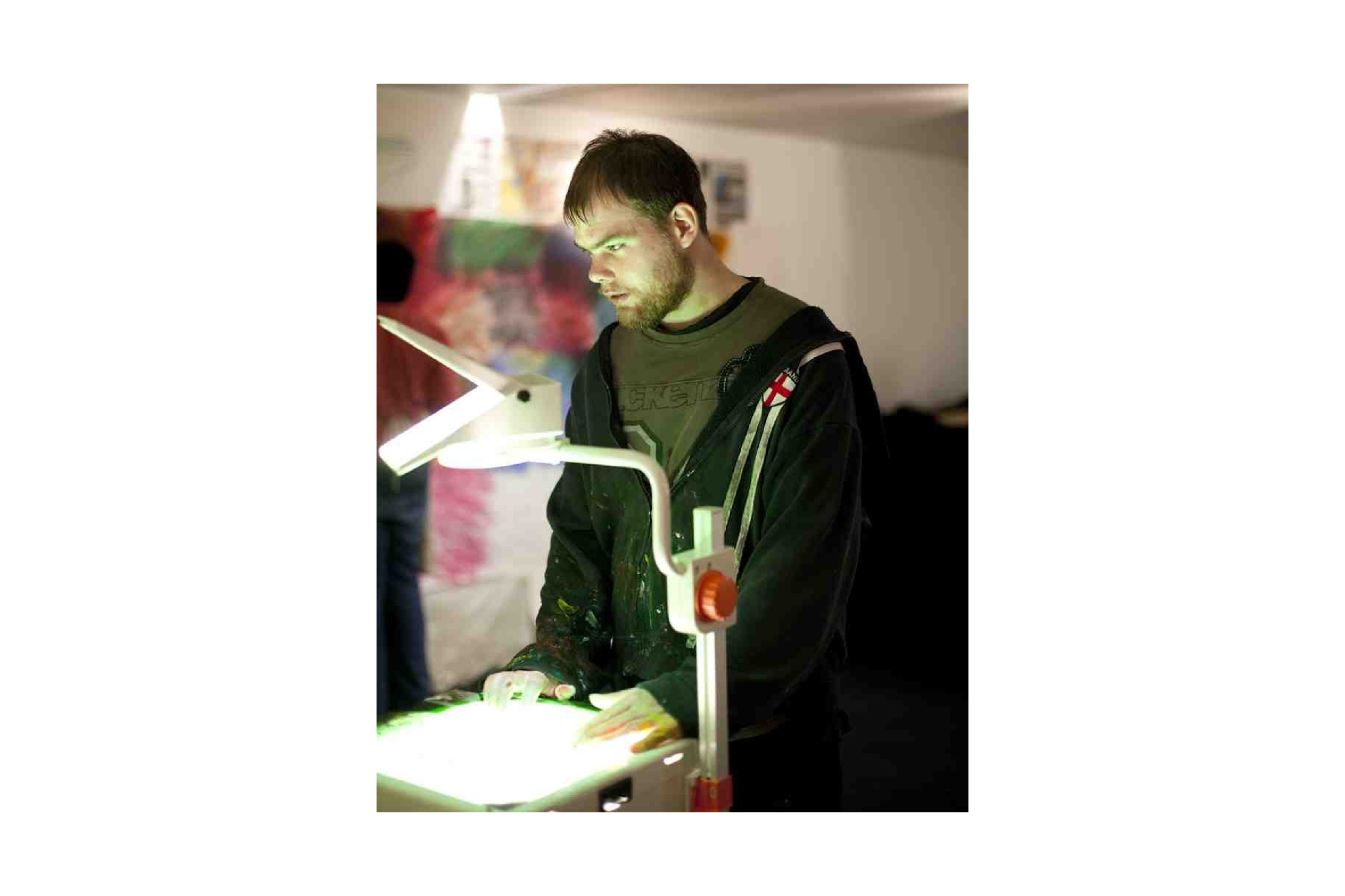Artist Declan Leslie using an overhead projector.